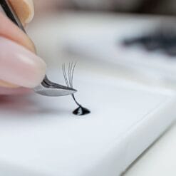 using eyelash glue correctly