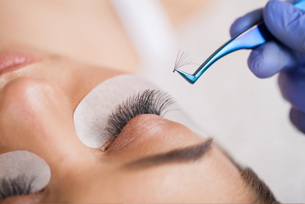 risks of eyelash extensions
